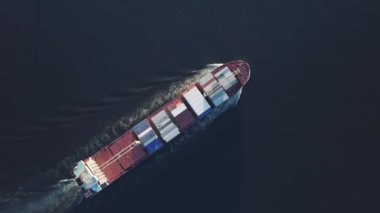 Konteynır gemisi denizde hareket ediyor.