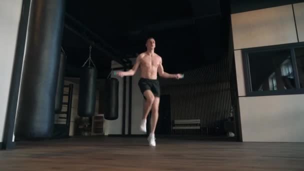 Спортсмен пропускає зі стрибковою мотузкою — стокове відео