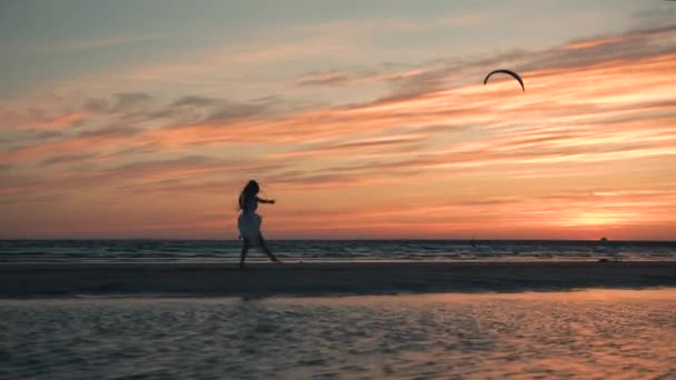 Fiatal nő gyönyörű tánc előadás a strandon — Stock videók