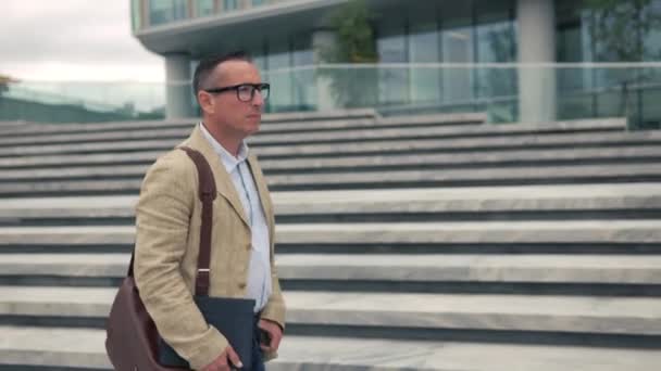 Yakındaki modern Binası yürüyen adam — Stok video