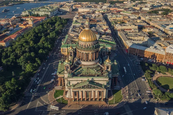 St. Isaac Cathedral in Saint-Petersburg — Stock Photo, Image