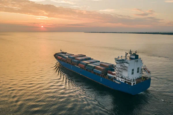 Embarcación de contenedores navegando en mar — Foto de Stock