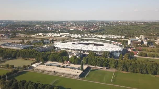 Letecký pohled na stadion Mercedes-Benz Arena ve Stuttgartu — Stock video