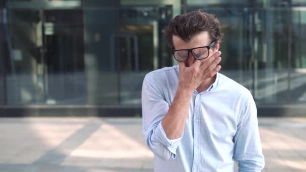 Fejezi ki a frusztrációt, és a fáradtság ember portréja — Stock videók