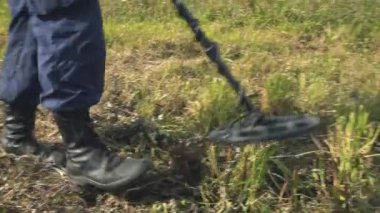 Adam bir metal dedektörü ile