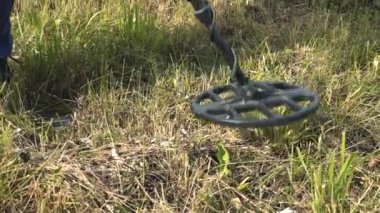 Adam bir metal dedektörü ile