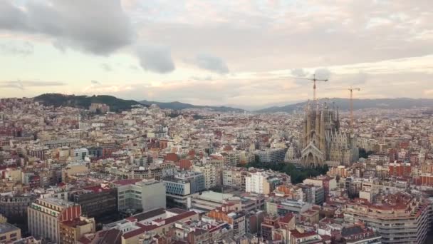 Vista aérea de la Sagrada Familia — Vídeos de Stock