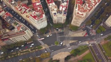 Valencia sokaklarında sürüş araba