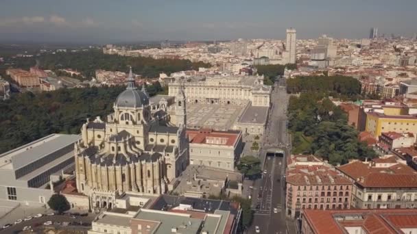 Королевский дворец Мадрида и Кафедральный собор Альмудены — стоковое видео