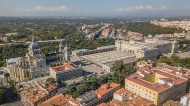 Madrid Kraliyet Sarayı ve katedral de la Almudena