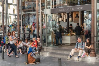 Madrid, İspanya, Ekim 2018 - Mercado de san Miguel ve ziyaretçiler