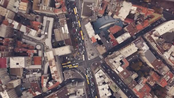 Araba trafiği olan caddelerin üst görüntüsü — Stok video