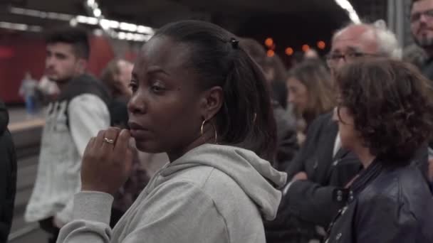 Portret van een zwarte vrouw te wachten voor een trein op het station — Stockvideo