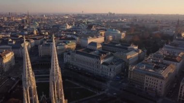 Viyana ve Votivkirche Kilisesi'nin havadan görünümü