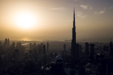 Dubai Downtown Burj Khalifa'nın gün batımından önce ile