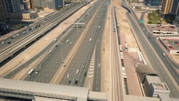 Vista aérea de la infraestructura de transporte en Dubai — Vídeo de stock