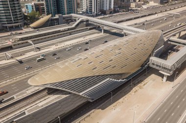 Dubai tipik metro istasyonu