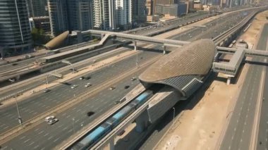 Dubai tipik metro istasyonu