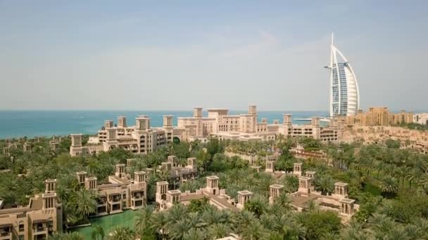 Vista aérea de Souk Madinat Jumeirah e Burj Al Arab — Vídeo de Stock