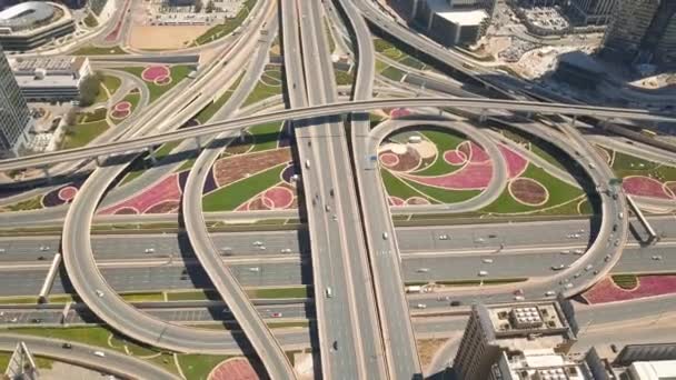 Luchtfoto van de kruising van de weg in Dubai — Stockvideo