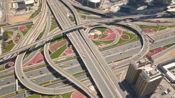 Luchtfoto van de kruising van de weg in Dubai — Stockvideo