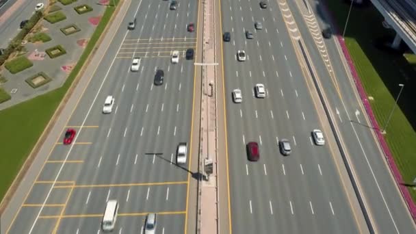 Vista aérea do tráfego automóvel na auto-estrada em Dubai — Vídeo de Stock