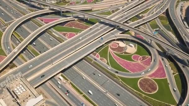 Letecký pohled na křižovatce v Dubaji — Stock video