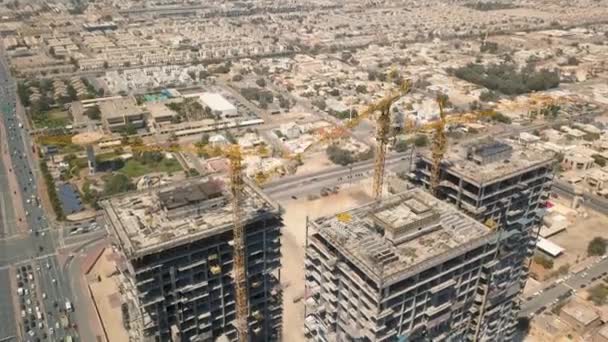 Wolkenkrabber in aanbouw in Dubai — Stockvideo