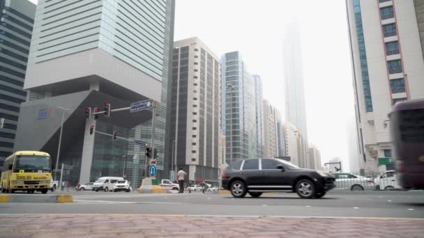 Véhicules circulant dans les rues de la ville — Video