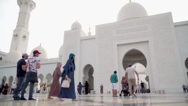Mensen wandelen en foto's nemen in de buurt van Sheikh Zayed moskee — Stockvideo
