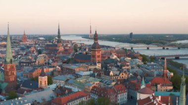 Gün batımından önce Riga'nın havadan görünümü
