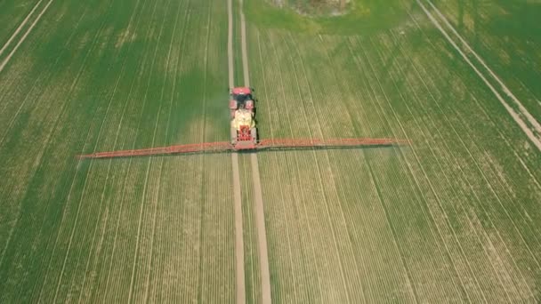 Повітряний вигляд трактора, який зрошує поле — стокове відео