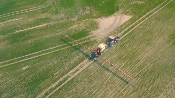 Alanı sulayan traktörün havadan görünümü — Stok video