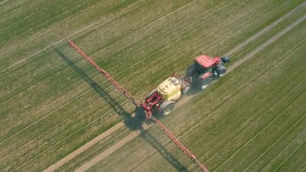 Letecký pohled na traktor, který zavlažuje pole — Stock video