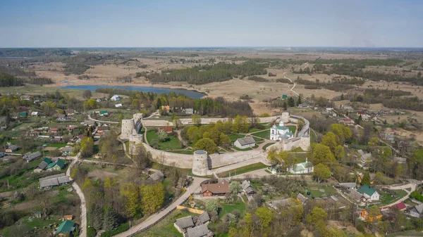 Vue aérienne de la forteresse d'Izborsk — Photo