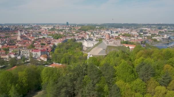 Luchtfoto van de oude binnenstad van Vilnius — Stockvideo