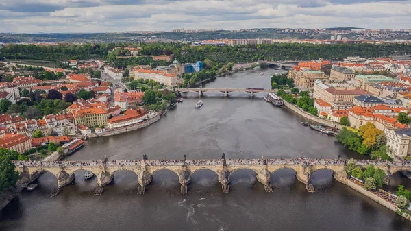 Вид с воздуха на Карлов мост в Праге — стоковое фото