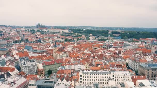 Flyga över taken i Prag — Stockvideo