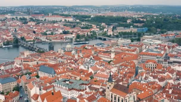 Widok z lotu ptaka na Pragę — Wideo stockowe