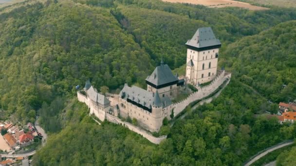 Vista aérea del Castillo de Karlstejn — Vídeo de stock