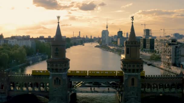 Paisagem urbana de Berlim através da Ponte Oberbaum — Vídeo de Stock