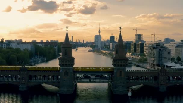 Stadtbild von berlin durch oberbaumbrücke — Stockvideo