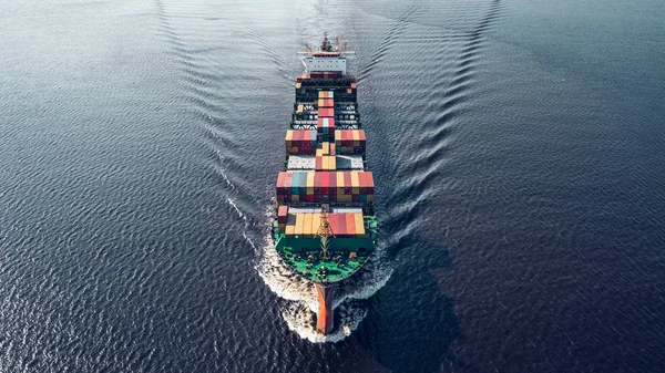 Konteynır gemisi denizde hareket ediyor.