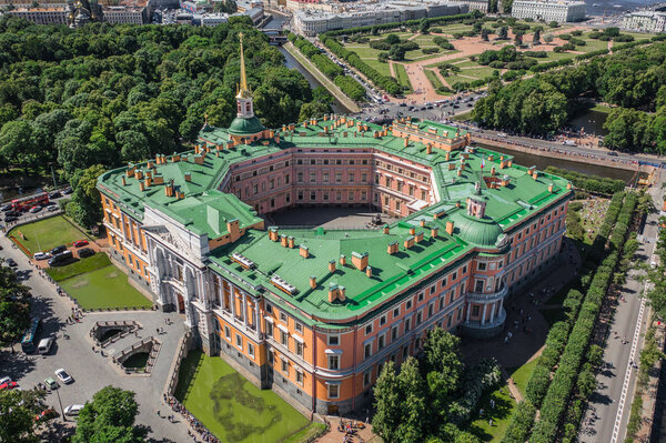 Вид с воздуха на замок Св. Михаила в Санкт-Петербурге

