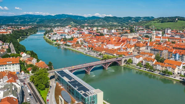 Maribor ve Drava Nehri 'nin havadan görünüşü