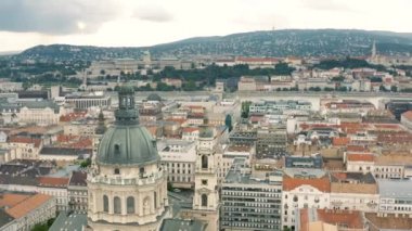 Budapeşte 'nin şehir manzarası ve St. Stephens Bazilikası 'nın kubbesi