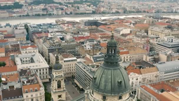 Stadsgezicht van Boedapest en koepel van de basiliek van St. Stephens — Stockvideo