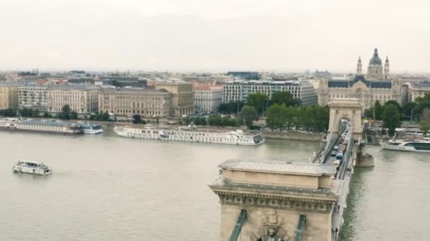 Ponte delle Catene e Basilica di Santo Stefano a Budapest — Video Stock