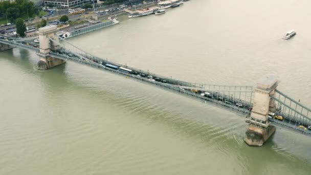 Budapeşte 'de Tuna Nehri üzerindeki Zincir Köprü — Stok video