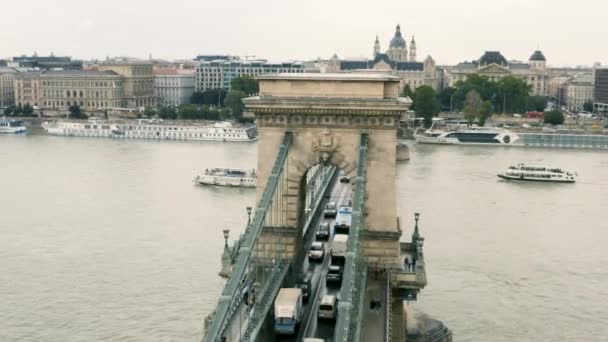 布达佩斯多瑙河上的链桥 — 图库视频影像
